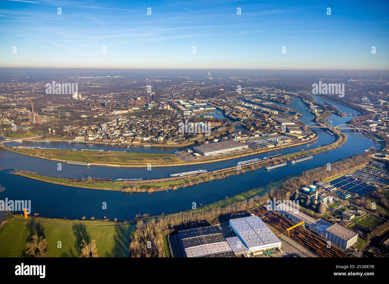 Luftbild, Gesamt-Übersicht Hafen Duisburg duisport, blauer Himmel und Blick auf Duisburg-Ruhrort, Duisburg, Ruhrgebiet, Nordrhein-Westfalen, Deutschland ACHTUNGxMINDESTHONORARx60xEURO *** Luftansicht, Generalansichtshafen Duisburg duisport, blauer Himmel und Ansicht Duisburg Ruhrort, Duisburg, Ruhrgebiet, Nordrhein-Westfalen, Deutschland ATTENTIONxMINDINDESIONxMINDINDESTHOXORAX60xEURO Stockfoto
