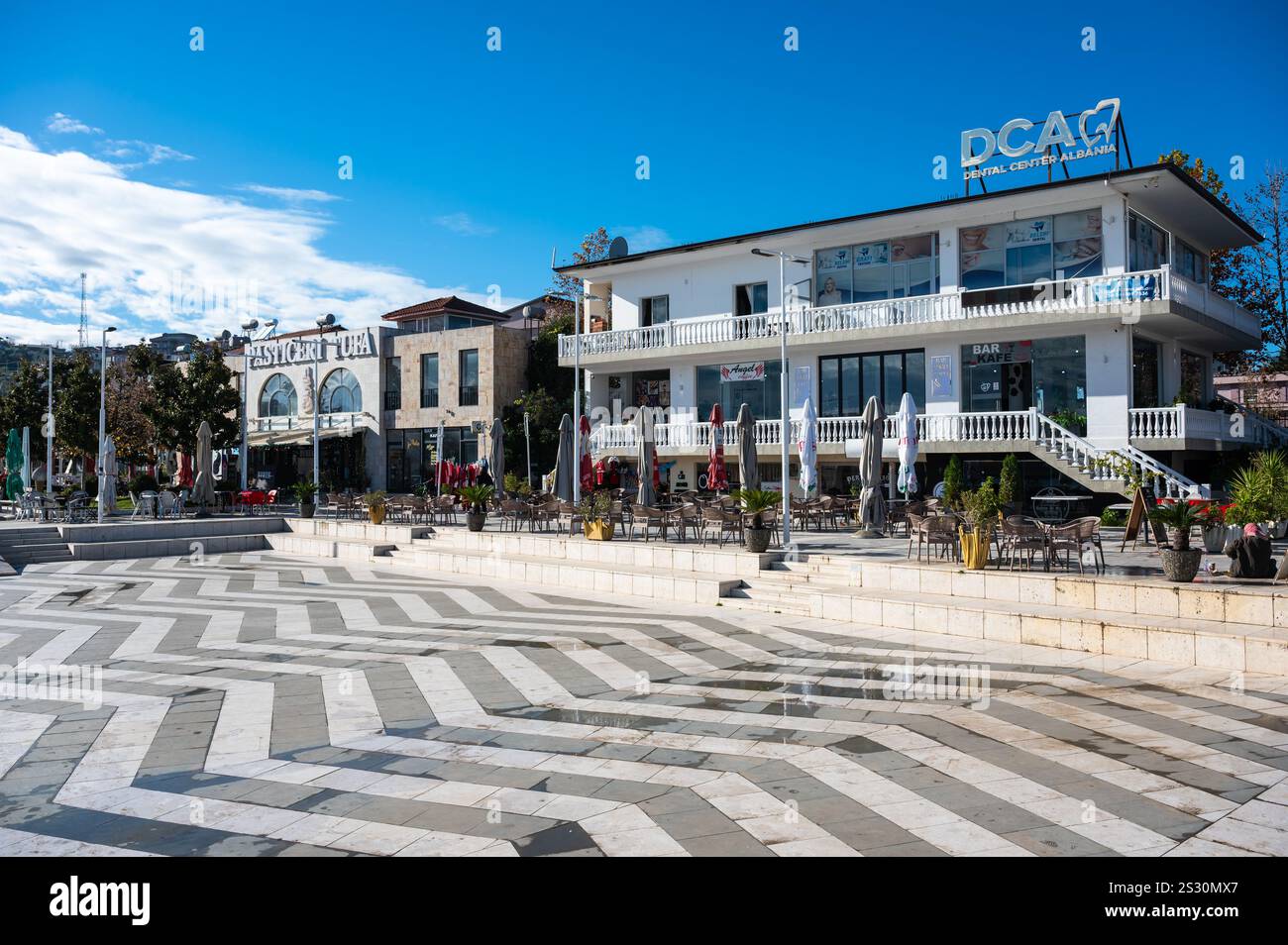 Luxuriöse Restaurants und Fliesenmuster an der Promenade des Belshi Lake, Albanien, 11. Dezember 2024 Stockfoto