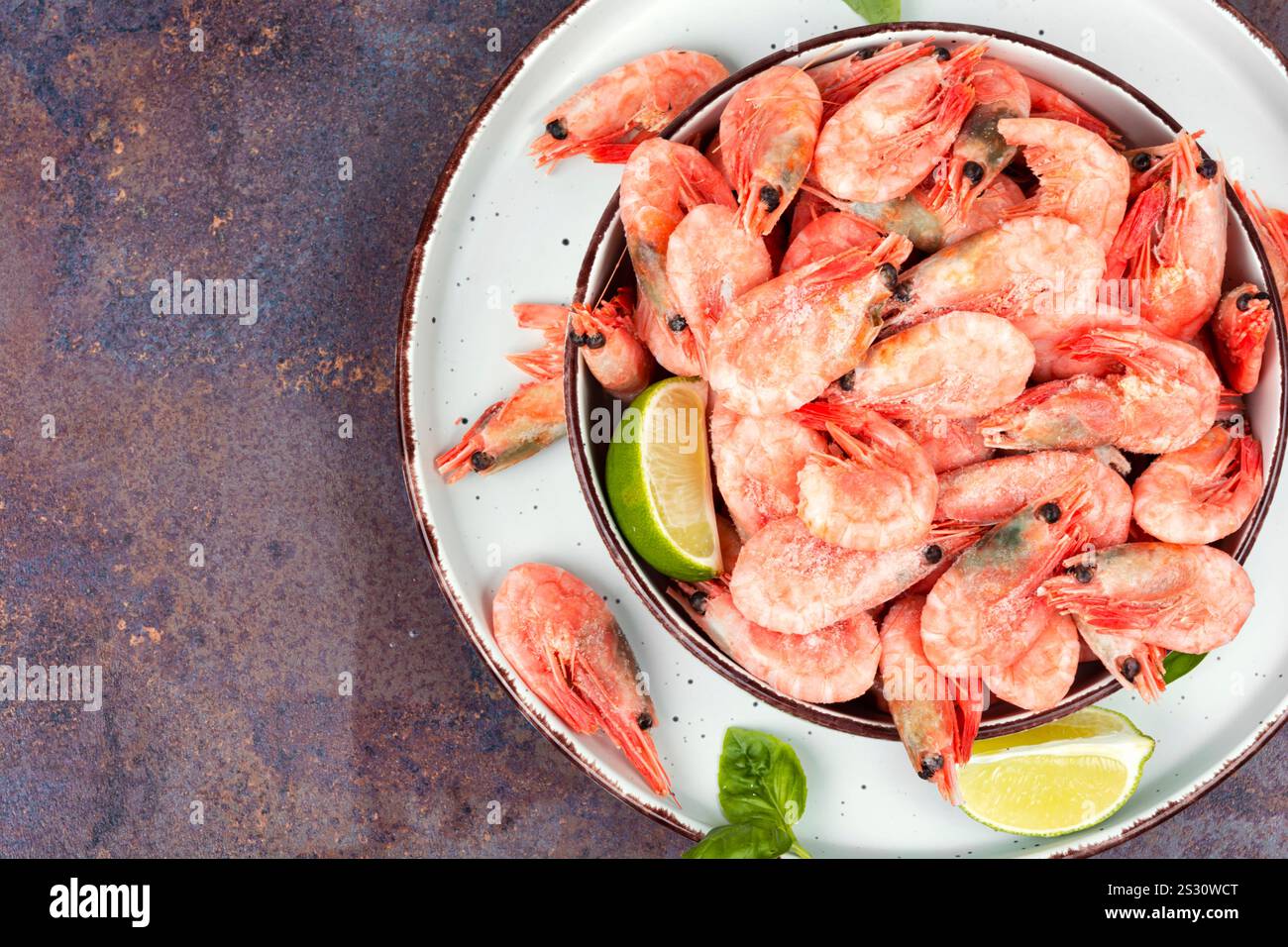 Frische, rohe Garnelen oder Garnelen in einer Schüssel. Leerzeichen für Text. Stockfoto