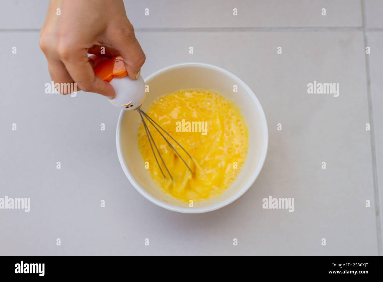 Hausgemachte Hühnereier in der Pfanne für ein gesundes Frühstück zubereitet, Nahaufnahme Stockfoto