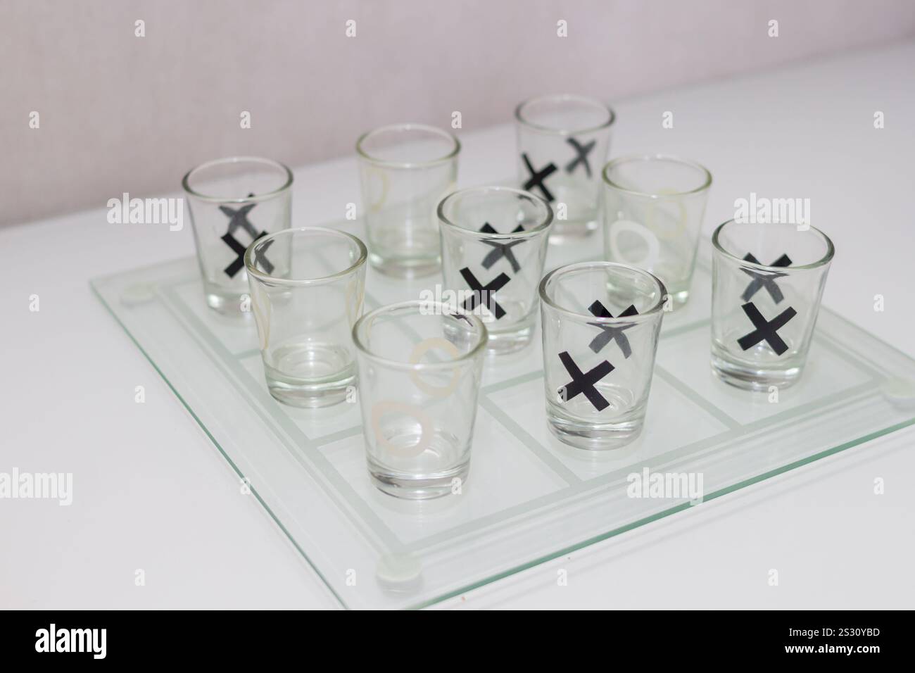 Spielset mit X- und O-Figuren und transparenten Bechern Stockfoto