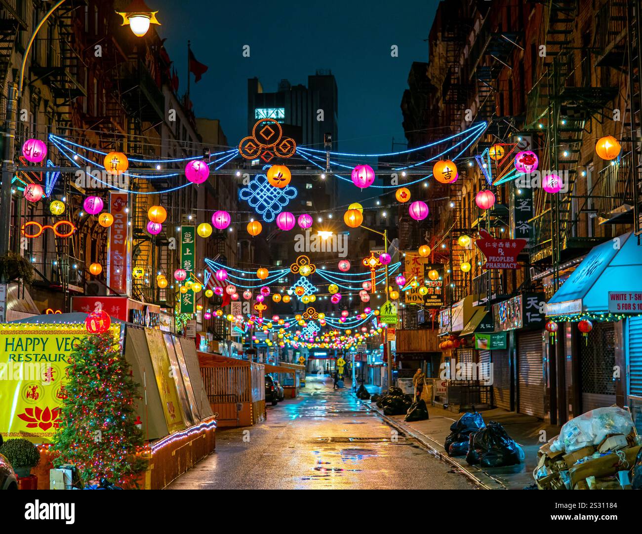 New York City, New York – 1. Januar 2021: Chinatown at Night with Glowing Lights in the Street in New York City Stockfoto