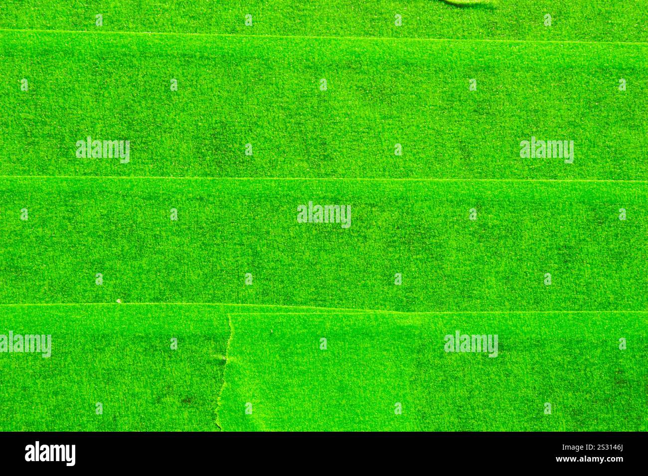 Geklebtes grünes Papierband im Hintergrund mit gefalteter Textur Stockfoto