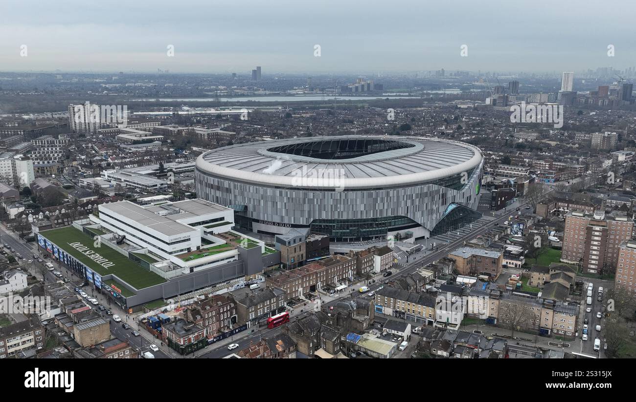 London, Großbritannien. Januar 2025. Eine Luftaufnahme des Tottenham Hotspur Stadions während des Carabao Cup Halbfinals First Leg Tottenham Hotspur vs Liverpool im Tottenham Hotspur Stadium, London, Vereinigtes Königreich, 8. Januar 2025 (Foto: Mark Cosgrove/News Images) in London, Vereinigtes Königreich am 1. August 2025. (Foto: Mark Cosgrove/News Images/SIPA USA) Credit: SIPA USA/Alamy Live News Stockfoto