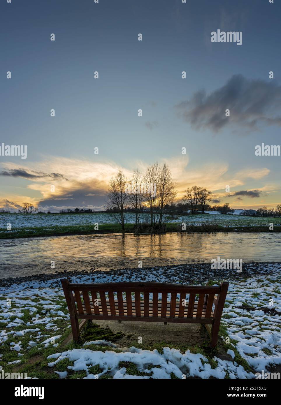 Eine einladende leere Bank mit einem winterlichen Aussichtspunkt mit Blick auf den River Ribble, Clitheroe, Lancashire. Stockfoto