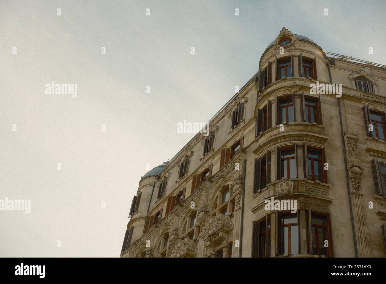Istanbul, turkiye - 1. Dezember 2024 : ein kunstvolles, mehrstöckiges historisches Gebäude und mehrere Fenster, die das architektonische Erbe der Stadt darstellen Stockfoto