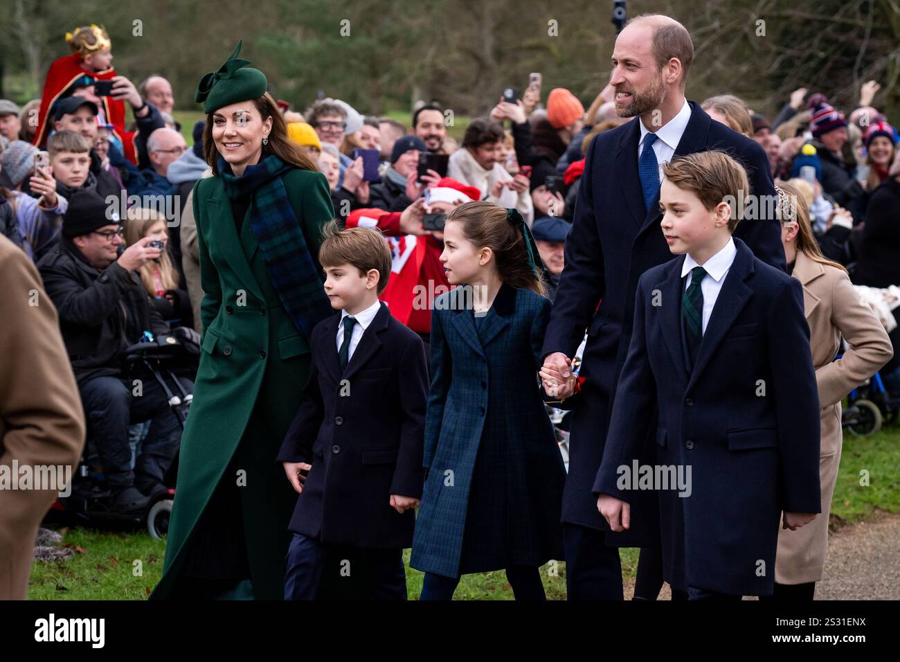 Aktenfoto vom 25./12/24 von (links nach rechts) der Prinzessin von Wales, Prinz Louis, Prinzessin Charlotte, Prinz von Wales und Prinz George, die am Vormittag des Weihnachtsgottesdienstes in der St. Mary Magdalene Church in Sandringham, Norfolk, teilnahmen. Die Prinzessin von Wales feiert am Donnerstag ihren 43. Geburtstag nach einem schwierigen Jahr. Ausgabedatum: Mittwoch, 8. Januar 2025. Stockfoto