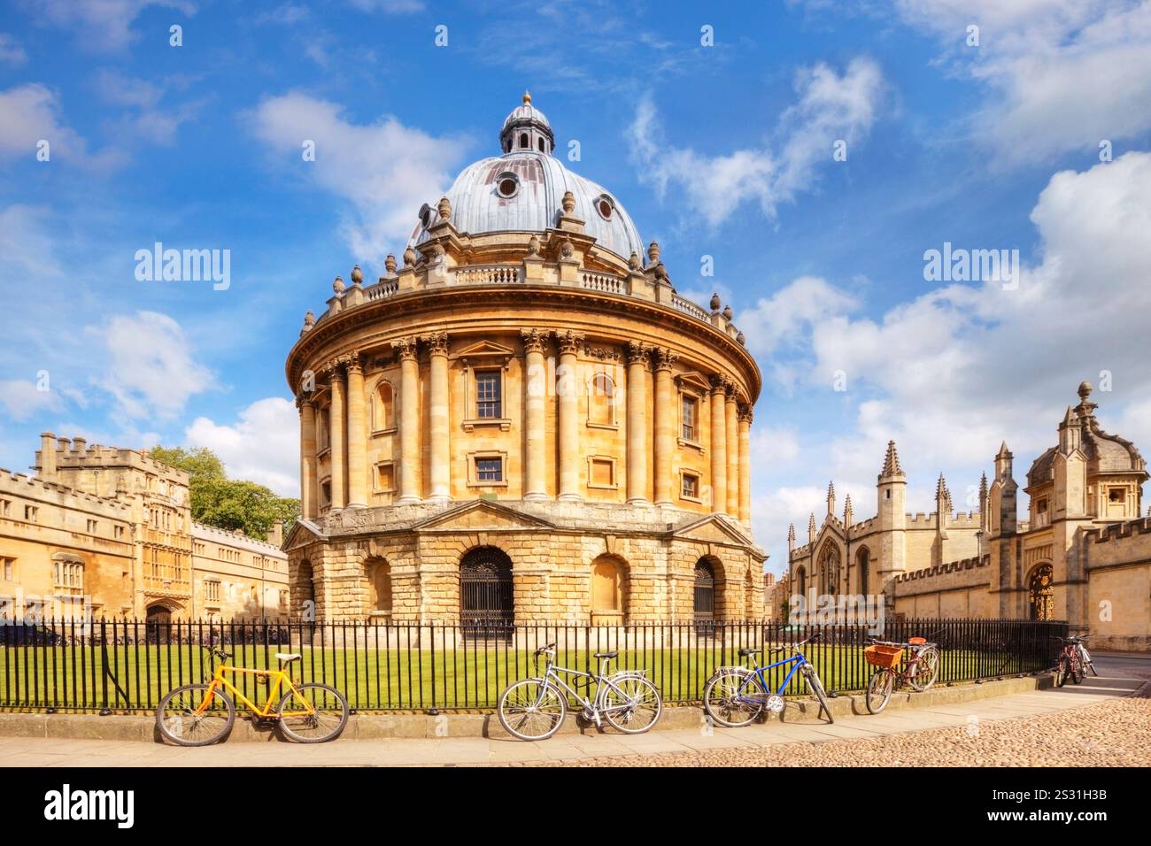 Die Radcliffe Camera wurde zwischen 1737 und 1749 im palladianischen Stil gebaut, um die Radcliffe Science Library in Oxford zu beherbergen. Sie wird jetzt verwendet Stockfoto Die Radcliffe Camera wurde zwischen 1737 und 1749 im palladianischen Stil gebaut, um die Radcliffe Science Library in Oxford zu beherbergen. Sie wird jetzt verwendet Stockfoto