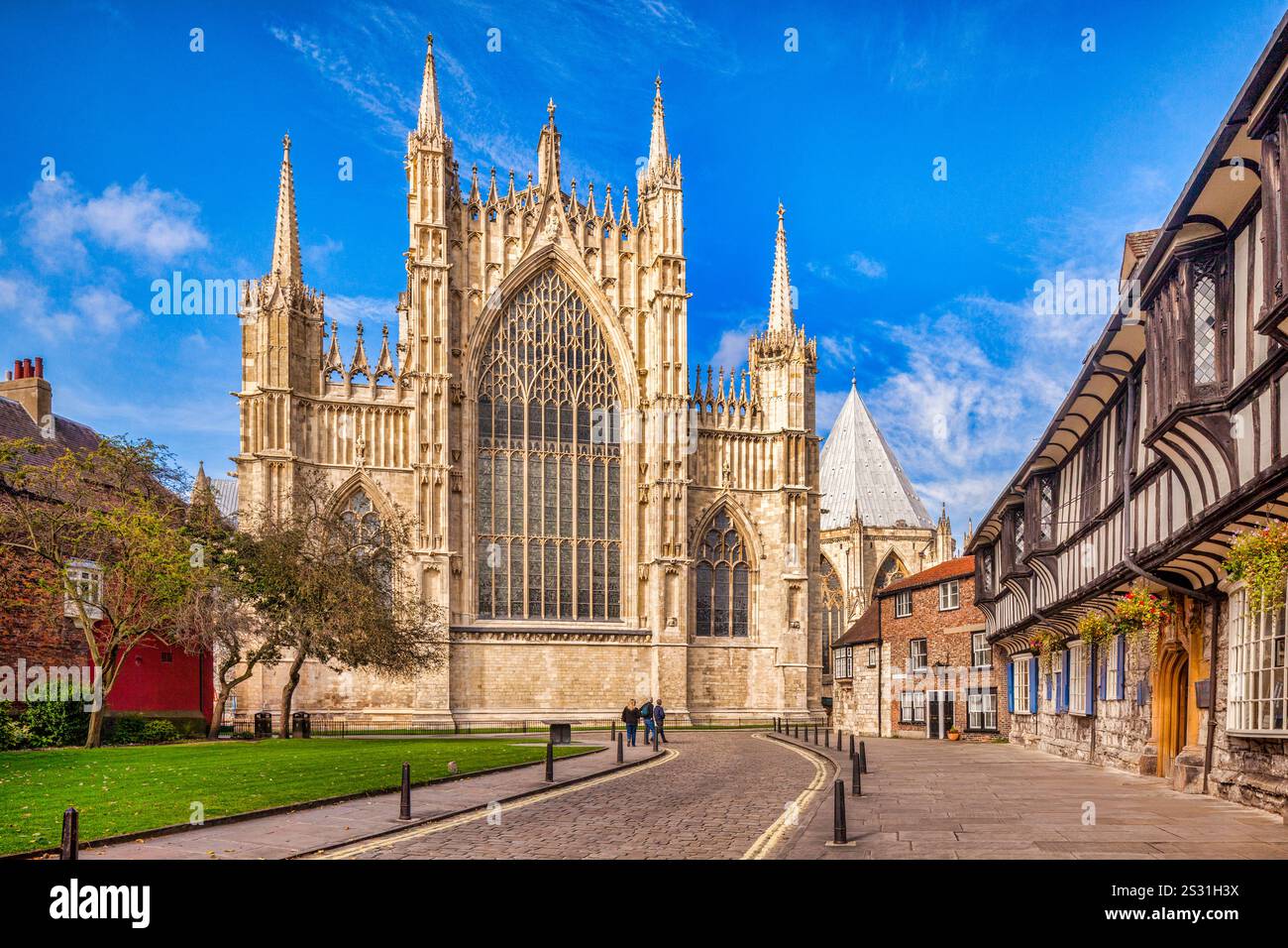 College Street, York, mit St William College auf der rechten Seite und die Ostfassade des York Minster. Stockfoto