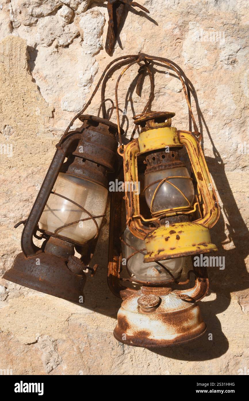 Alte Lampen an der Steinmauer Stockfoto