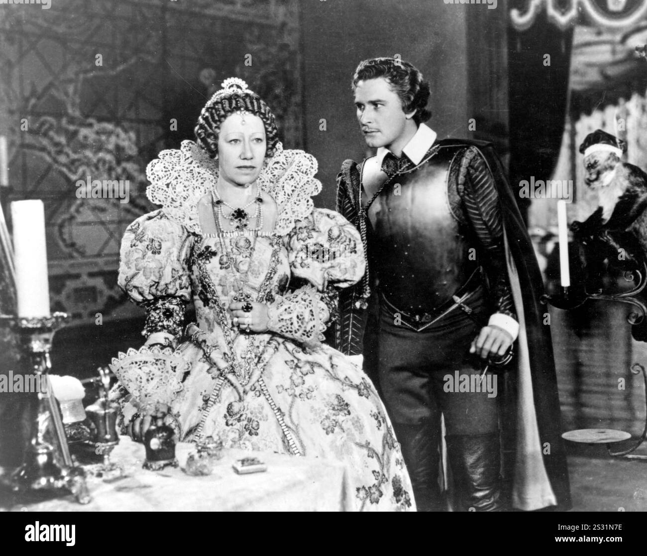 DAS MEER HAWK FLORA ROBSON ALS KÖNIGIN ELIZABETH I. ERROL FLYNN ALS SIR WALTER RALEIGH Datum: 1940 Stockfoto DAS MEER HAWK FLORA ROBSON ALS KÖNIGIN ELIZABETH I. ERROL FLYNN ALS SIR WALTER RALEIGH Datum: 1940 Stockfoto