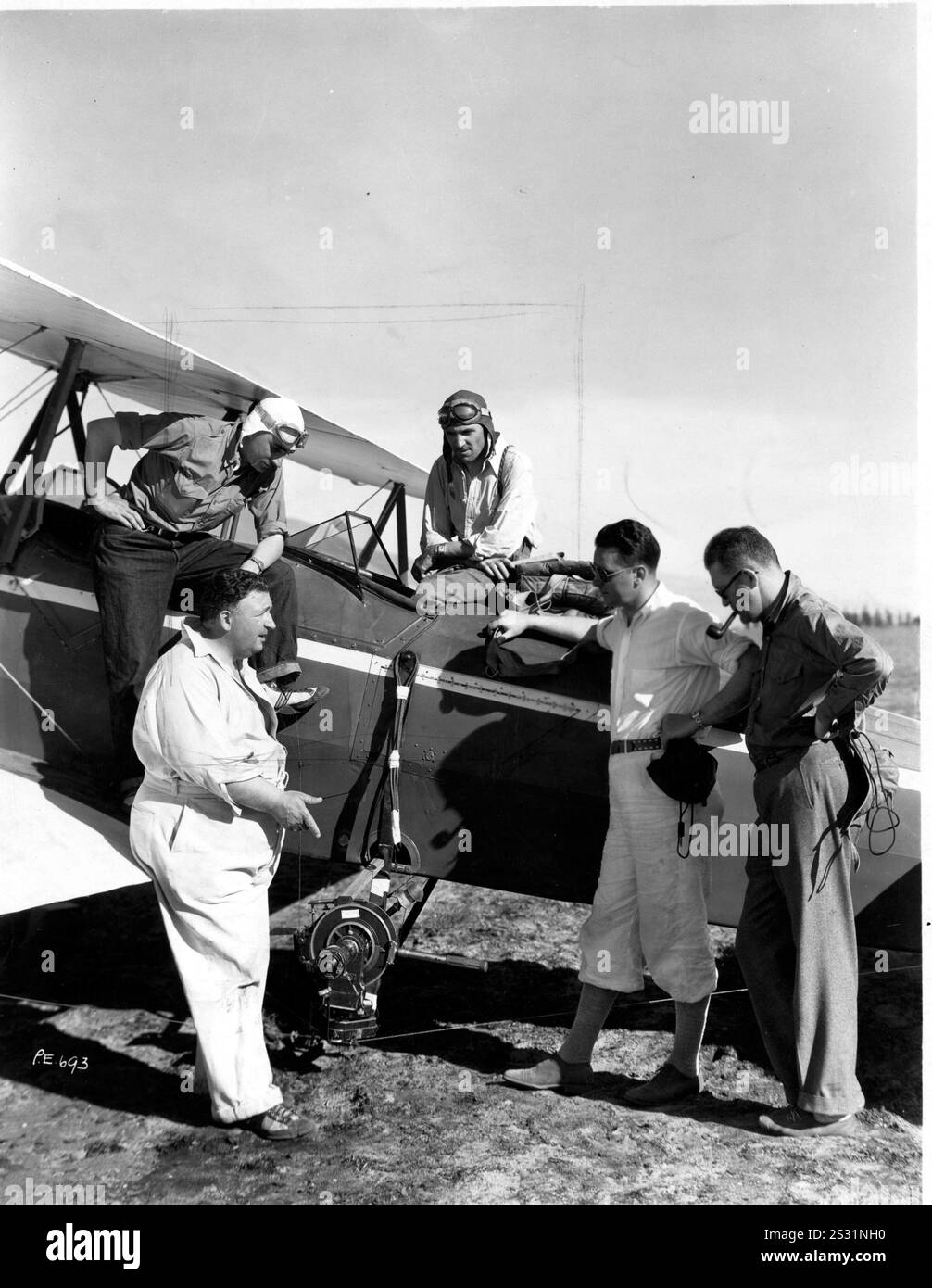 FLUGPOSTDIREKTOR JOHN FORD UND STUNT-PILOTEN JIMMY JAMES, PAUL NANSE UND ELMER DYER MIT KAMERAMANN KARL FREUN. Datum: 1932 Stockfoto