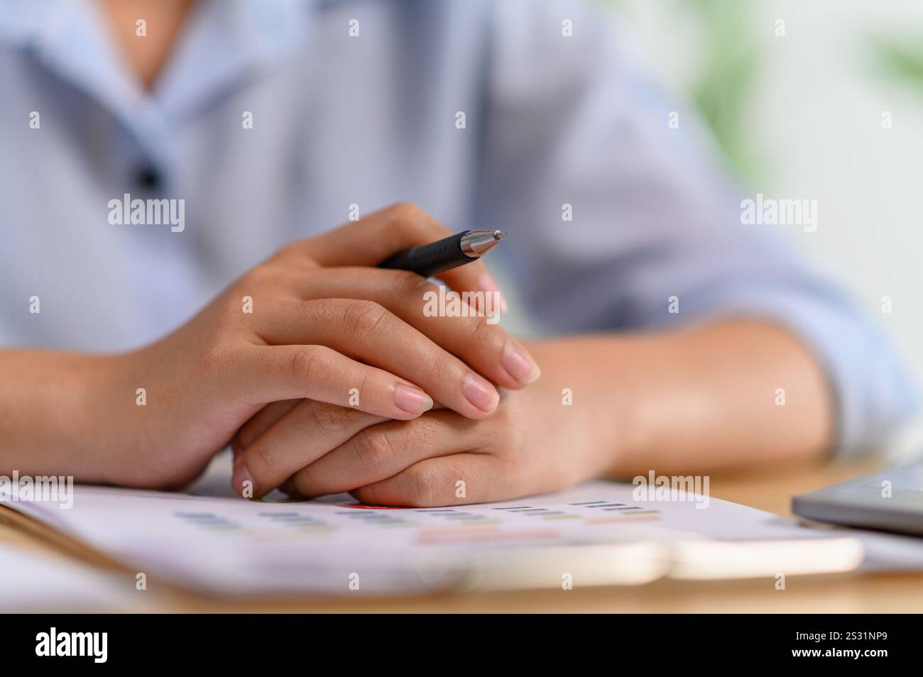 Weibliche Hand, die einen Stift hält. Selektiver Fokus Stockfoto