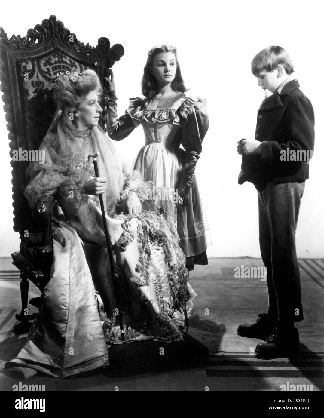 GROSSE ERWARTUNGEN L-R, MARTITA HUNT, JEAN SIMMONS, ANTHONY WETTEN GROSSE ERWARTUNGEN MARTITA HUNT als Miss Haversham, JEAN SIMMONS als junge Estella, ANTHONY WAGER als junger Pip Datum: 1946 Stockfoto