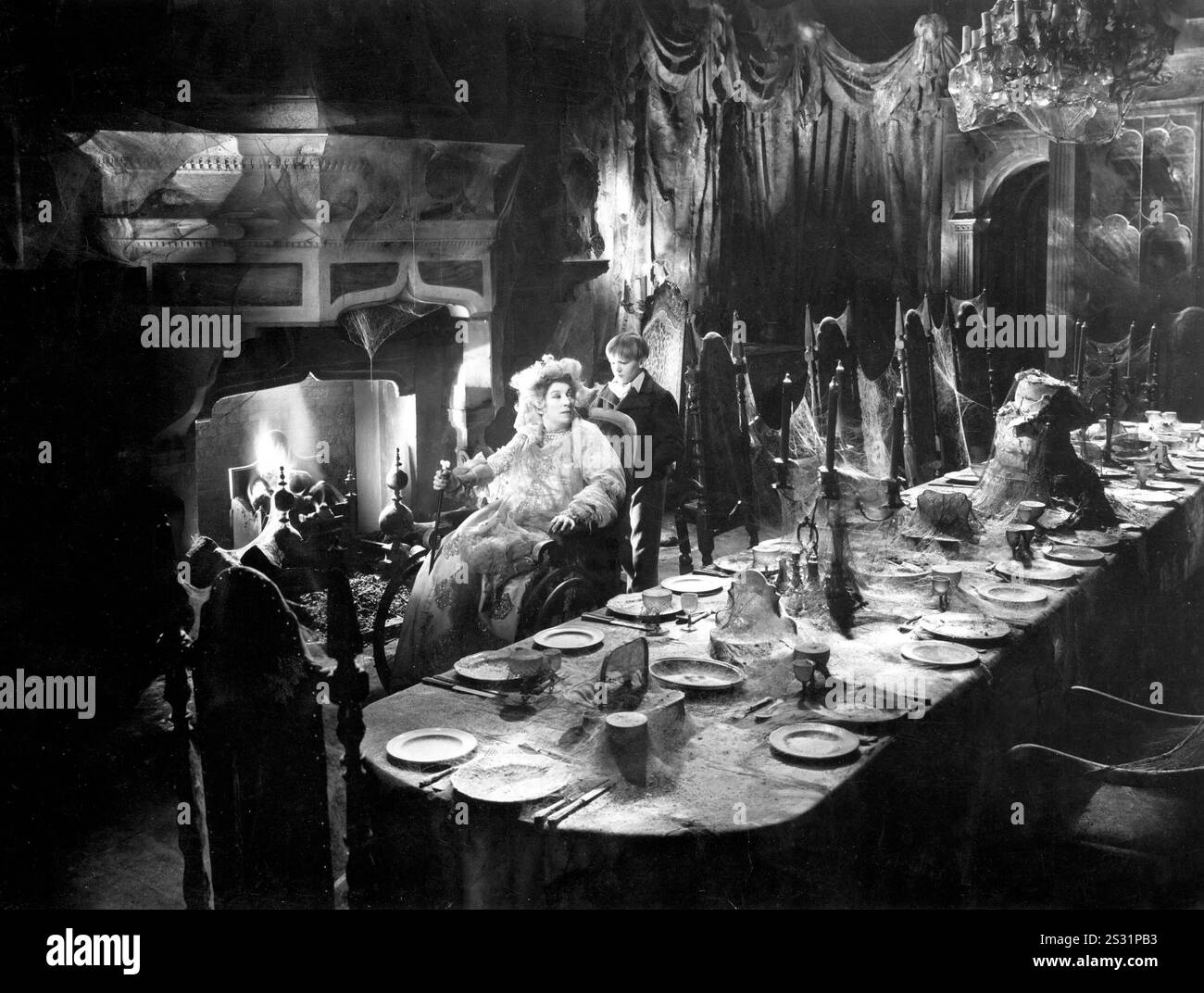 GROSSE ERWARTUNGEN L-R, MARTITA HUNT, ANTHONY WETTE GROSSE ERWARTUNGEN MARTITA HUNT als Miss Haversham, ANTHONY WETTE als junger Pip Datum: 1946 Stockfoto