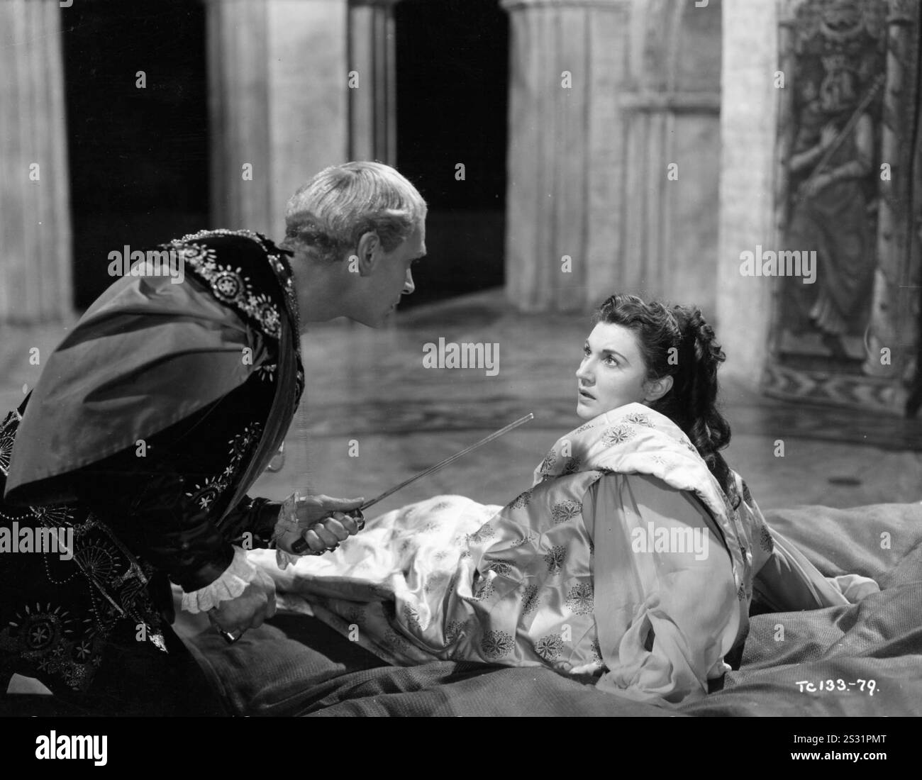 HAMLET LAURENCE OLIVIER ALS HAMLET UND EILEEN HERLIE ALS GERTRUDE EIN RANGFILM COPYRIGHT CARLTON INTERNATIONAL Datum: 1948 Stockfoto
