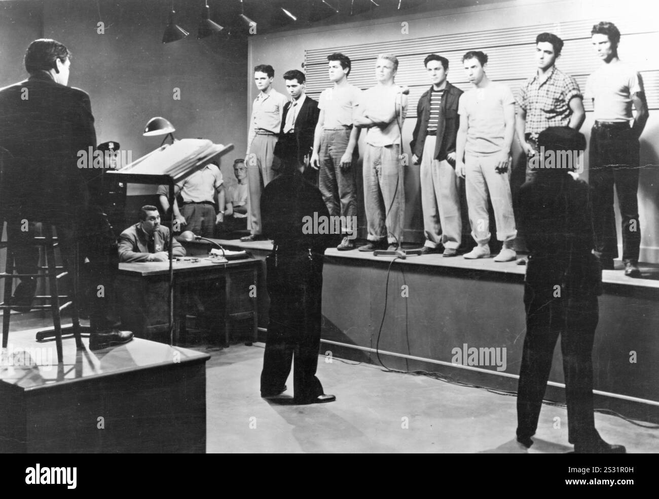 CITY ACROSS THE RIVER IDENTITÄTSPARADE EINE WELTWEITE INTERNATIONALE PRODUKTION Datum: 1949 Stockfoto