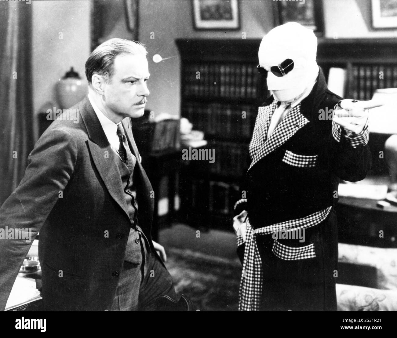 DAS Bild des UNSICHTBAREN MANNES William Harrigan und Claude Rains bildet das Ronald Grant Archive Datum: 1933 Stockfoto