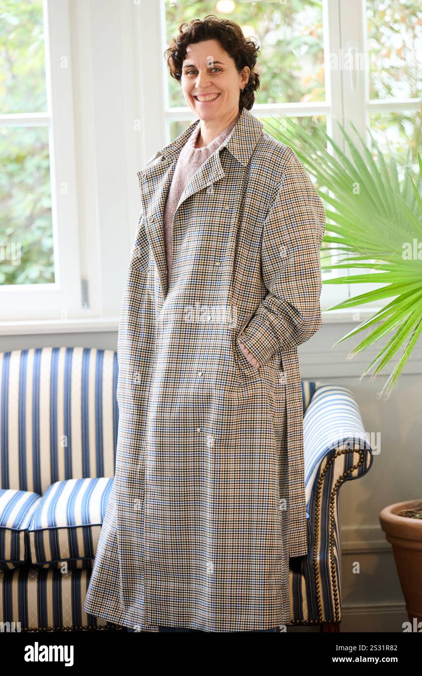 Berlin, Deutschland. Januar 2025. Schauspielerin Nina Kunzendorf bei einem Fotoshooting mit der Deutschen Presseagentur im International Club Berlin in Charlottenburg. Kunzendorf spielt in der ARD/SWR-Miniserie „Spuren“, die am 7. Februar in der ARD Mediathek und am 15. Februar ab 8,15 Uhr in linearer Form auf dem ersten Kanal zu sehen ist. Annette Riedl/dpa/Alamy Live News Stockfoto