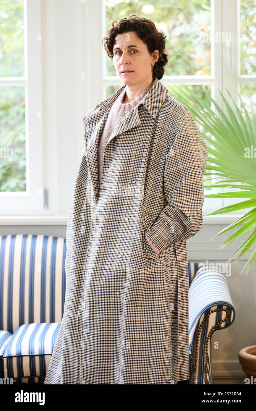 Berlin, Deutschland. Januar 2025. Schauspielerin Nina Kunzendorf bei einem Fotoshooting mit der Deutschen Presseagentur im International Club Berlin in Charlottenburg. Kunzendorf spielt in der ARD/SWR-Miniserie „Spuren“, die am 7. Februar in der ARD Mediathek und am 15. Februar ab 8,15 Uhr in linearer Form auf dem ersten Kanal zu sehen ist. Annette Riedl/dpa/Alamy Live News Stockfoto