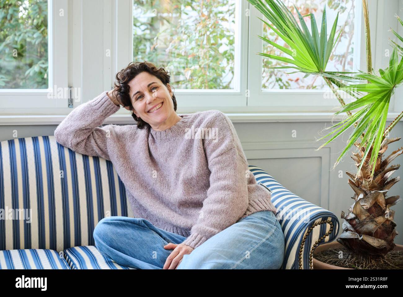 Berlin, Deutschland. Januar 2025. Schauspielerin Nina Kunzendorf bei einem Fotoshooting mit der Deutschen Presseagentur im International Club Berlin in Charlottenburg. Kunzendorf spielt in der ARD/SWR-Miniserie „Spuren“, die am 7. Februar in der ARD Mediathek und am 15. Februar ab 8,15 Uhr in linearer Form auf dem ersten Kanal zu sehen ist. Annette Riedl/dpa/Alamy Live News Stockfoto