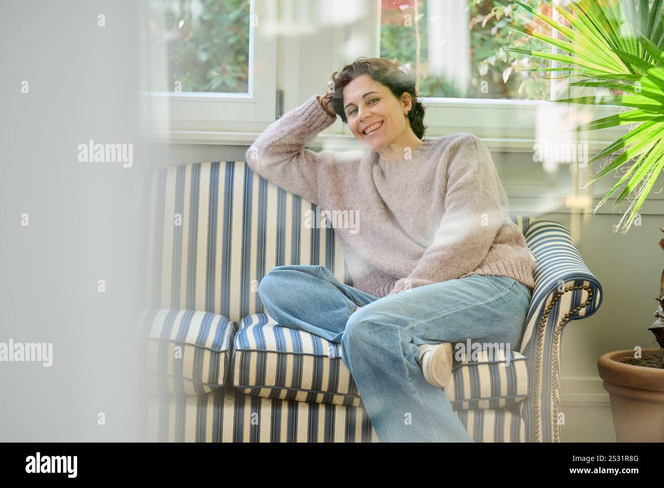 Berlin, Deutschland. Januar 2025. Schauspielerin Nina Kunzendorf bei einem Fotoshooting mit der Deutschen Presseagentur im International Club Berlin in Charlottenburg. Kunzendorf spielt in der ARD/SWR-Miniserie „Spuren“, die am 7. Februar in der ARD Mediathek und am 15. Februar ab 8,15 Uhr in linearer Form auf dem ersten Kanal zu sehen ist. Annette Riedl/dpa/Alamy Live News Stockfoto