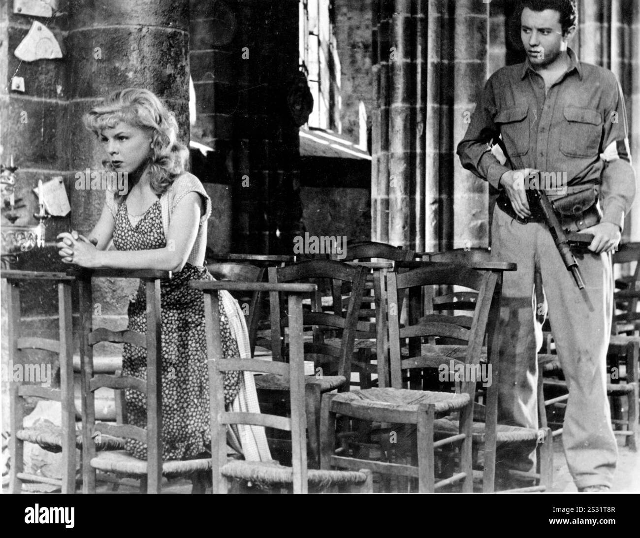 MANON (FR 1949) Robert (MICHEL AUCLAIR) rettet Manon (CECILE AUBRY) vor einem wütenden Mob während der Befreiung des Dorfes der Normandie, in dem sie lebt. Er macht sie zu einer Gefangenen in einer ruinierten Kirche, um sie vor Lynnching als Kollaborateur zu schützen. Datum: 1949 Stockfoto