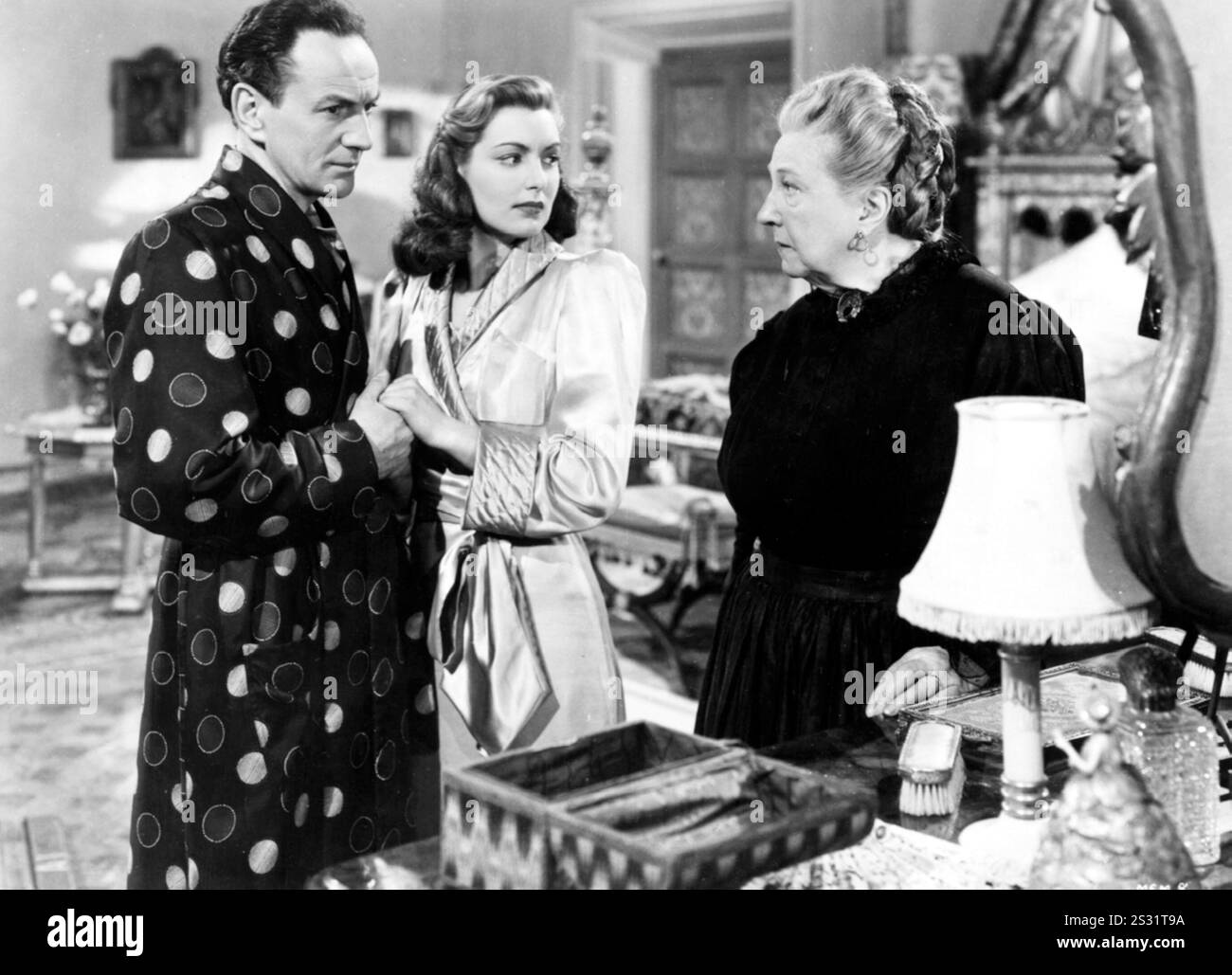 MADONNA OF THE SEVEN MOONS JOHN STUART, PATRICIA ROC UND AMY VENESS VERÖFFENTLICHEN EINEN FILM DER ALLIIERTEN Datum: 1945 Stockfoto