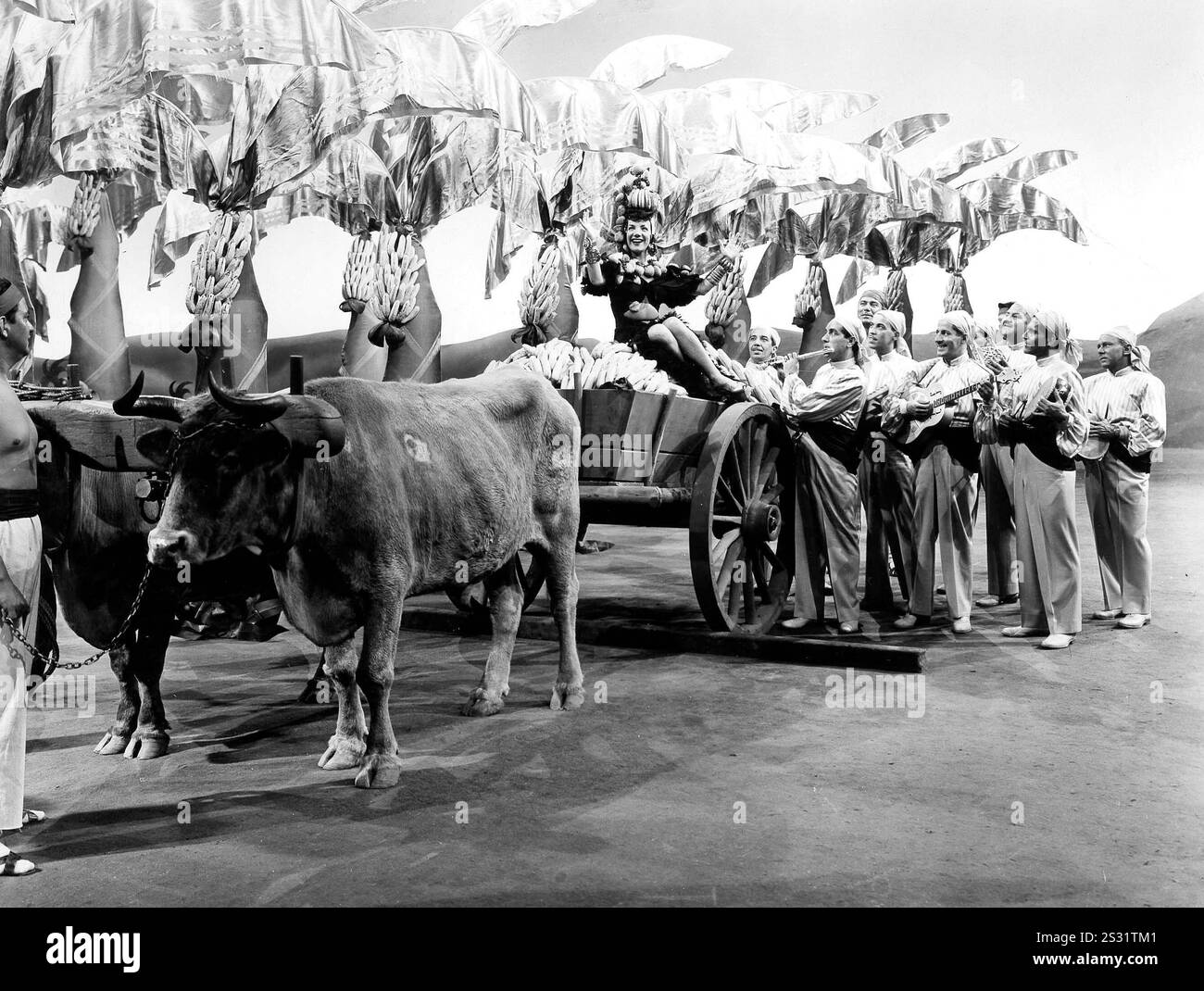 DIE MÄDCHEN, DIE ER HINTER CARMEN MIRANDA ZURÜCKGELASSEN HAT Datum: 1944 Stockfoto