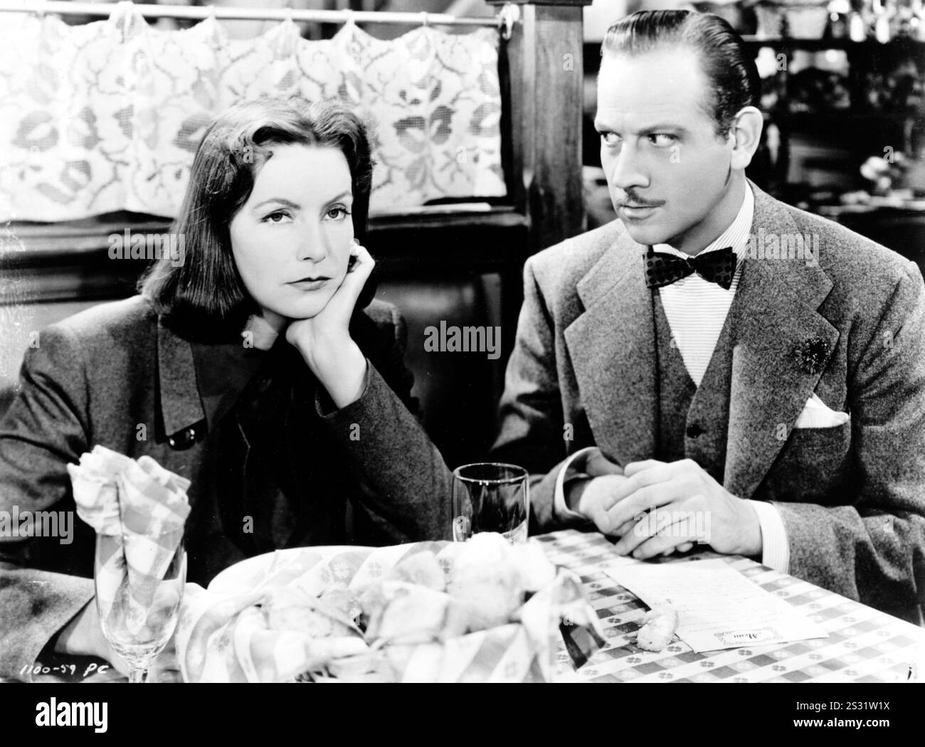 NINOTCHKA GRETA GARBO UND MELVYN DOUGLAS BILD AUS DEM RONALD GRANT ARCHIV NINOTCHKA GRETA GARBO UND MELVYN DOUGLAS Datum: 1939 Stockfoto