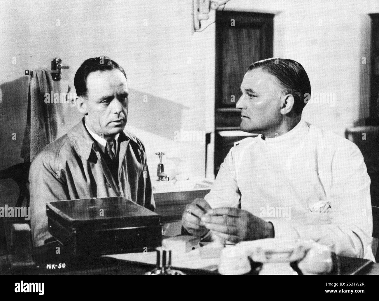 DER NÄCHSTE VERWANDTE MERVYN JOHNS, LINKS Datum: 1942 Stockfoto