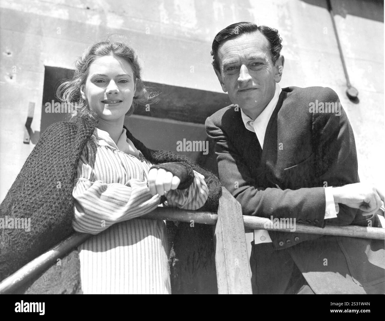 OLIVER TWIST [BR 1946] JOSEPHINE STUART, eine 21-jährige Schauspielerin, die Olivers Mutter spielt, posiert mit Regisseur DAVID LEAN zwischen den Szenen FR48.9/8 OLIVER TWIST Datum: 1946 Stockfoto