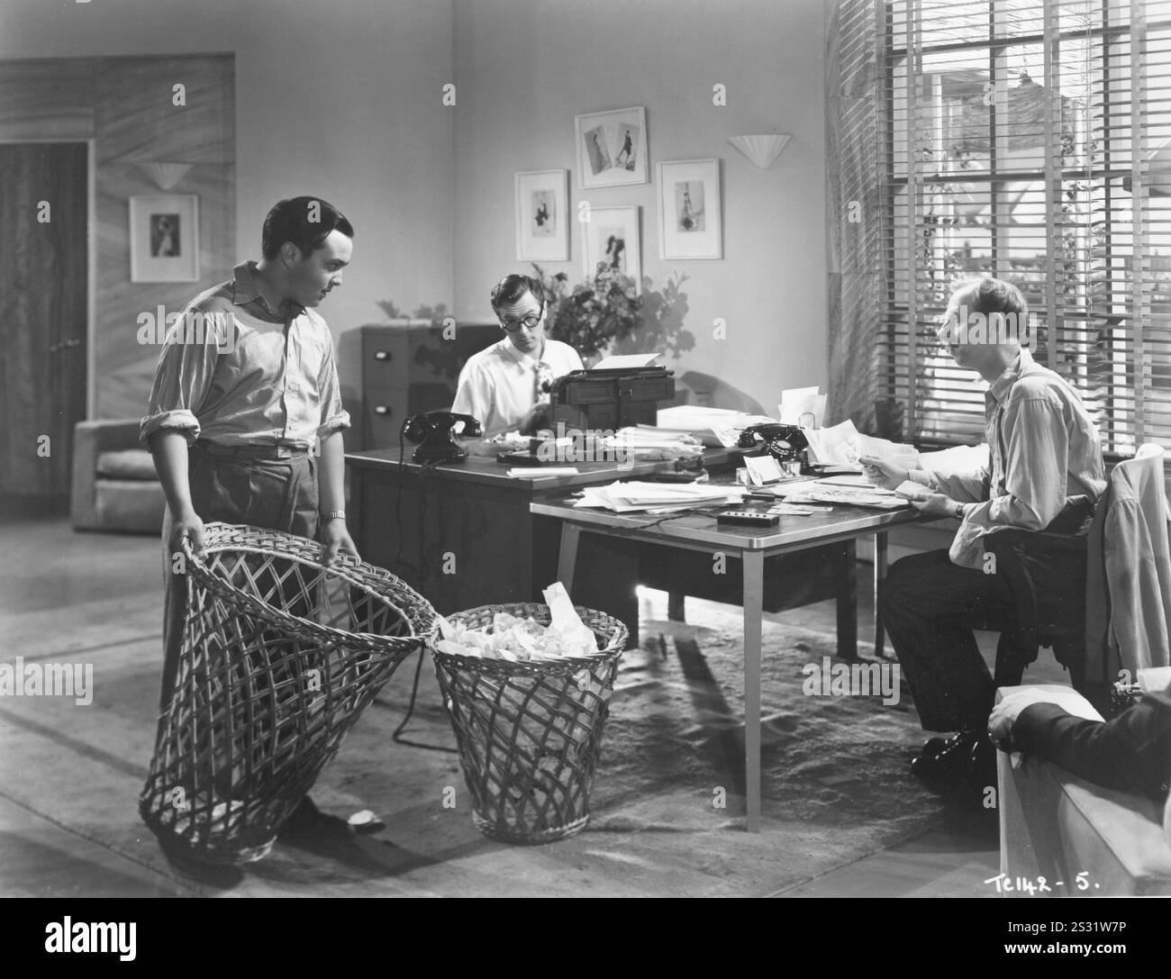 EINES ABENDS MIT DIR [br 1948] "nach stundenlanger Arbeit haben alle Drehbuchautoren BRIAN WORTH und STUART LATHAM einen vollen Papierkorb produziert, den der Bürojunge durch einen anderen ersetzt." Datum: 1948 Stockfoto