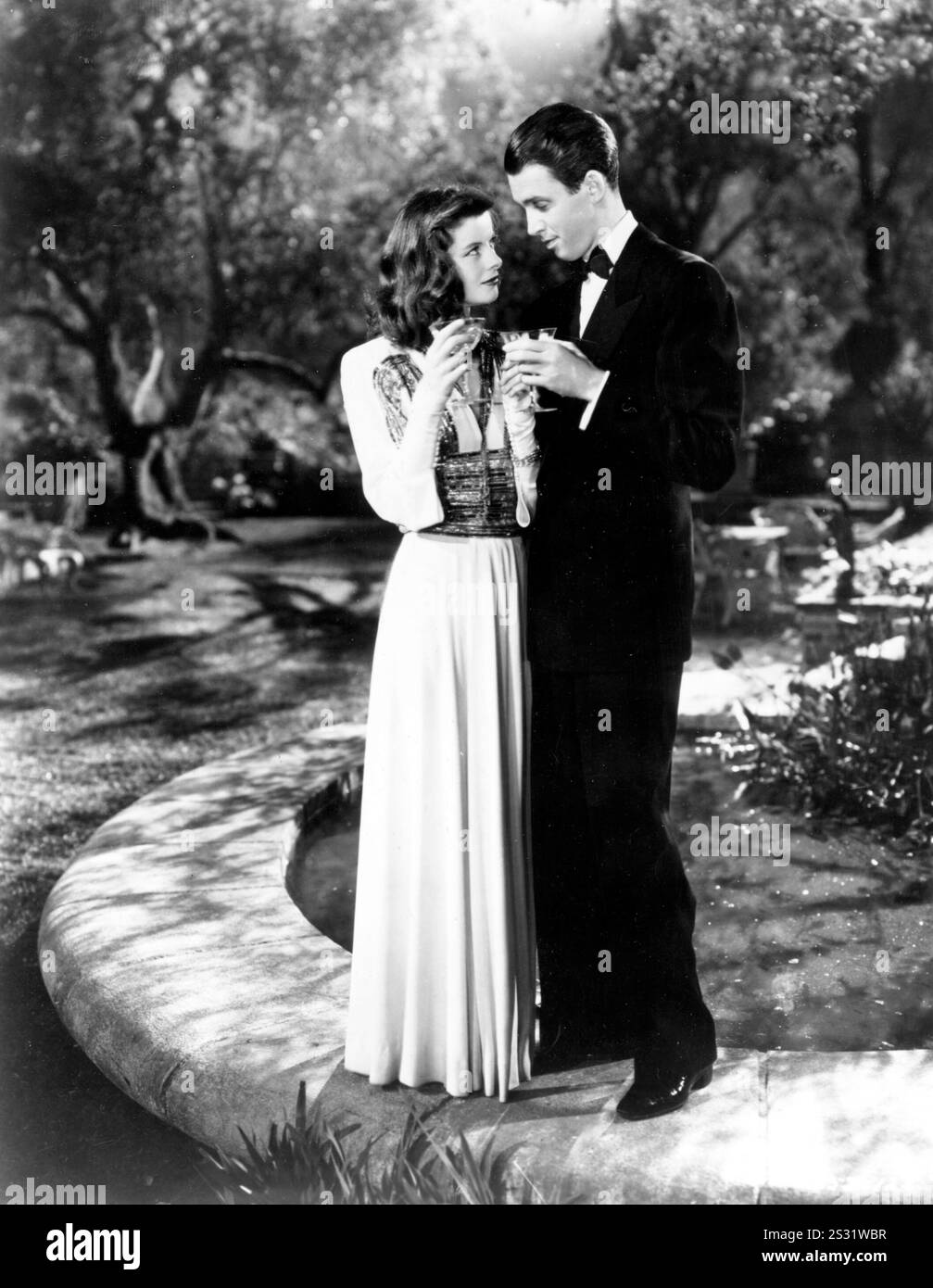 DIE PHILADELPHIA-GESCHICHTE KATHARINE HEPBURN, JAMES STEWART TOAST Datum: 1940 Stockfoto
