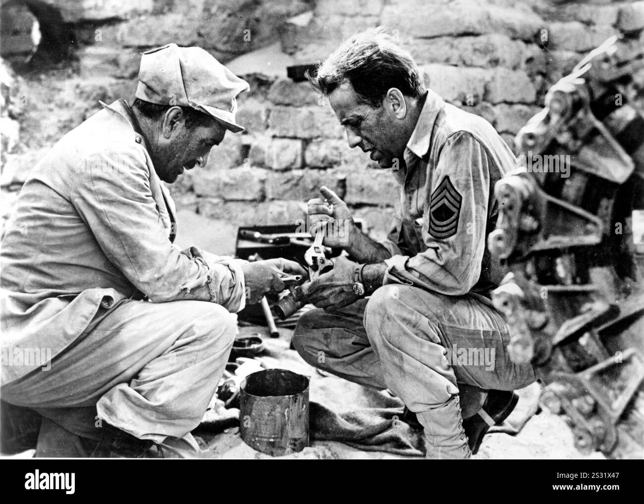 SAHARA COLUMBIA STELLT HUMPHREY BOGART RICHTIG VOR Datum: 1943 Stockfoto