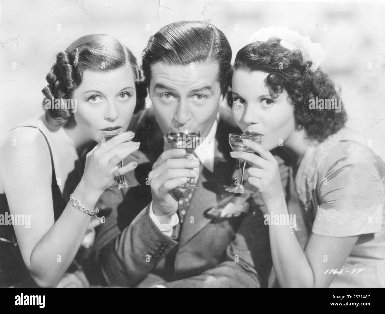 SAGEN SIE ES AUF FRANZÖSISCH IRENE HERVEY, RAY MILLAND UND OLYMPE BRADNA DRINKING COCKTAILS REGISSEUR: ANDREW L. STARKES BILD AUS DEM RONALD GRANT ARCHIV FILMVERÖFFENTLICHUNG VON PARAMOUNT PICTURES SAGEN SIE ES AUF FRANZÖSISCH IRENE HERVEY, RAY MILLAND UND OLYMPE BRADNA DRINKING COCKTAILS REGISSEUR: ANDREW L. STARKE FILMVERÖFFENTLICHUNG VON PARAMOUNT PICTURES Datum: 1938 Stockfoto