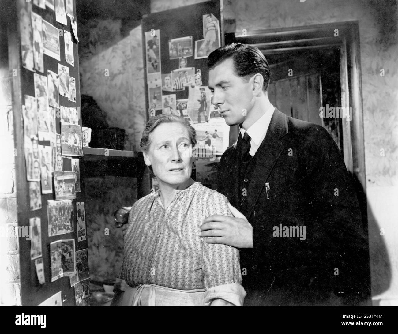 DIE STERNE SCHAUEN NACH UNTEN GRAND NATIONAL PICTURES NANCY PRICE, MICHAEL REDGRAVE PICTURE AUS DEM RONALD GRANT ARCHIVE DIE STERNE SCHAUEN NACH UNTEN GRAND NATIONAL PICTURES NANCY PRICE, MICHAEL REDGRAVE Datum: 1939 Stockfoto