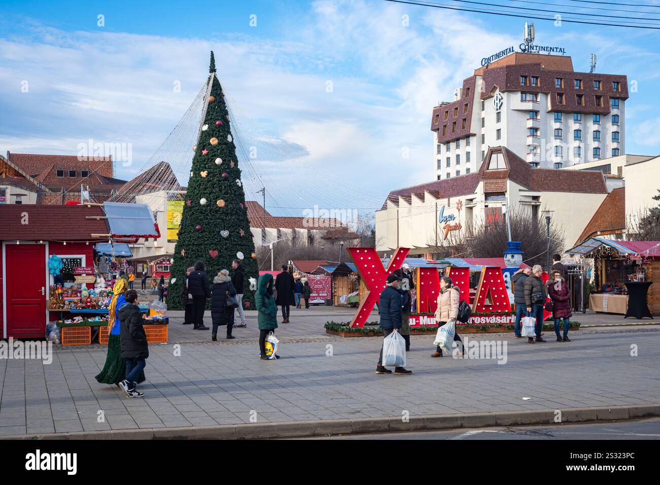Weihnachtsmarkt am Theater Plaza im Zentrum der Stadt Târgu Mureş in Siebenbürgen, Rumänien. Stockfoto