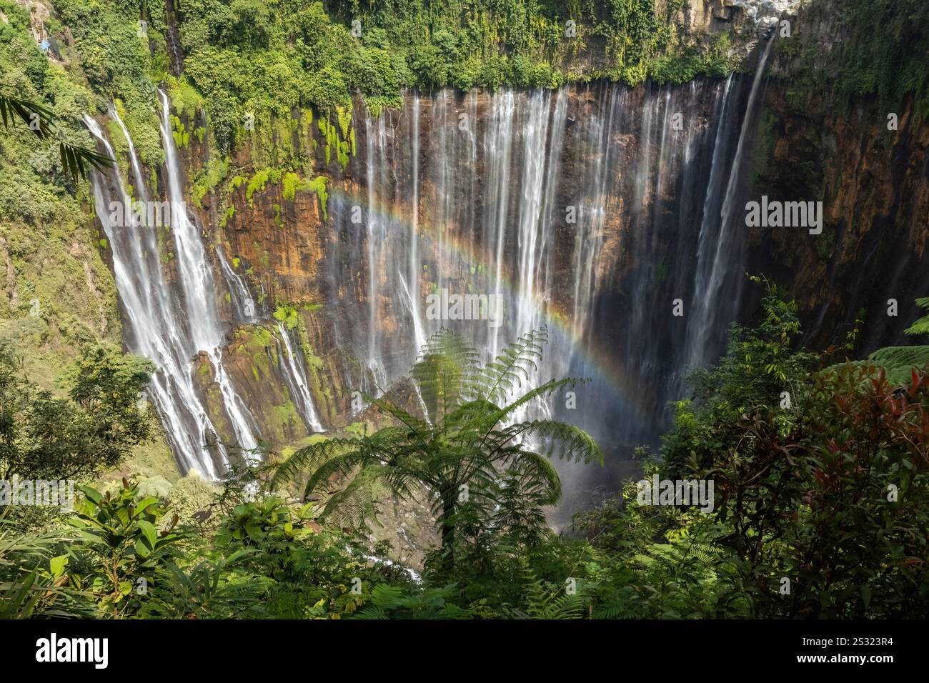 Atemberaubender Blick auf den Tumpak Sewu Wasserfall auf der Insel Java Indonesien Stockfoto