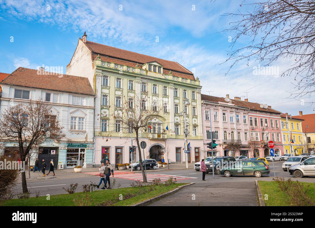 Hohe traditionelle helle Gebäude in Piața Trandafirilor im Zentrum der Stadt Târgu Mureş in Siebenbürgen, Rumänien. Stockfoto
