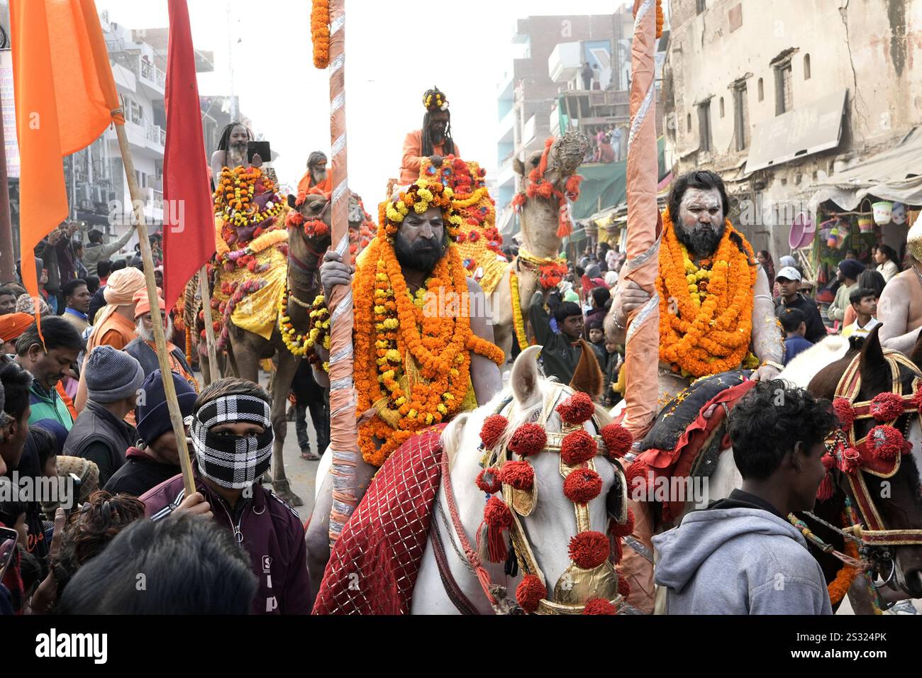Indische hinduistische Sadhus (heilige Männer) von Niranjani Akhada, die am 4. Januar 2025 in die Stadt Kumbh in einer religiösen Prozession zum Maha Kumbh Mela Festival in Prayagraj, Indien, einziehen. (Foto: S.K.Yadav/Pacific Press/SIPA USA) Stockfoto