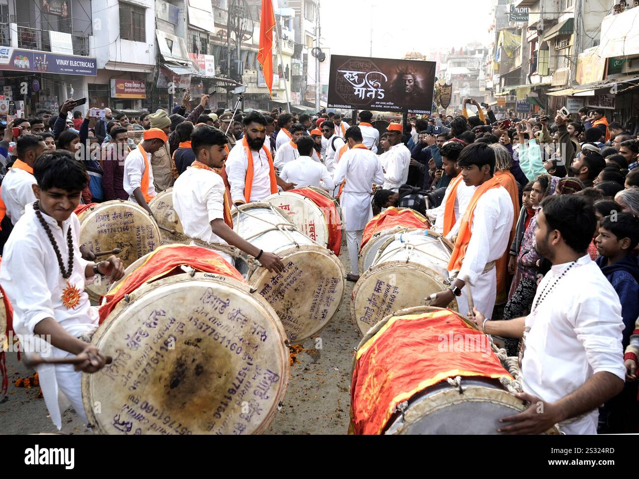 Eine religiöse Band tritt während einer Prozession von Niranjani Akhada auf, die am 4. Januar 2025 in die Stadt Kumbh zum Maha Kumbh Mela Festival in Prayagraj, Indien, einreist. (Foto: S.K.Yadav/Pacific Press/SIPA USA) Stockfoto