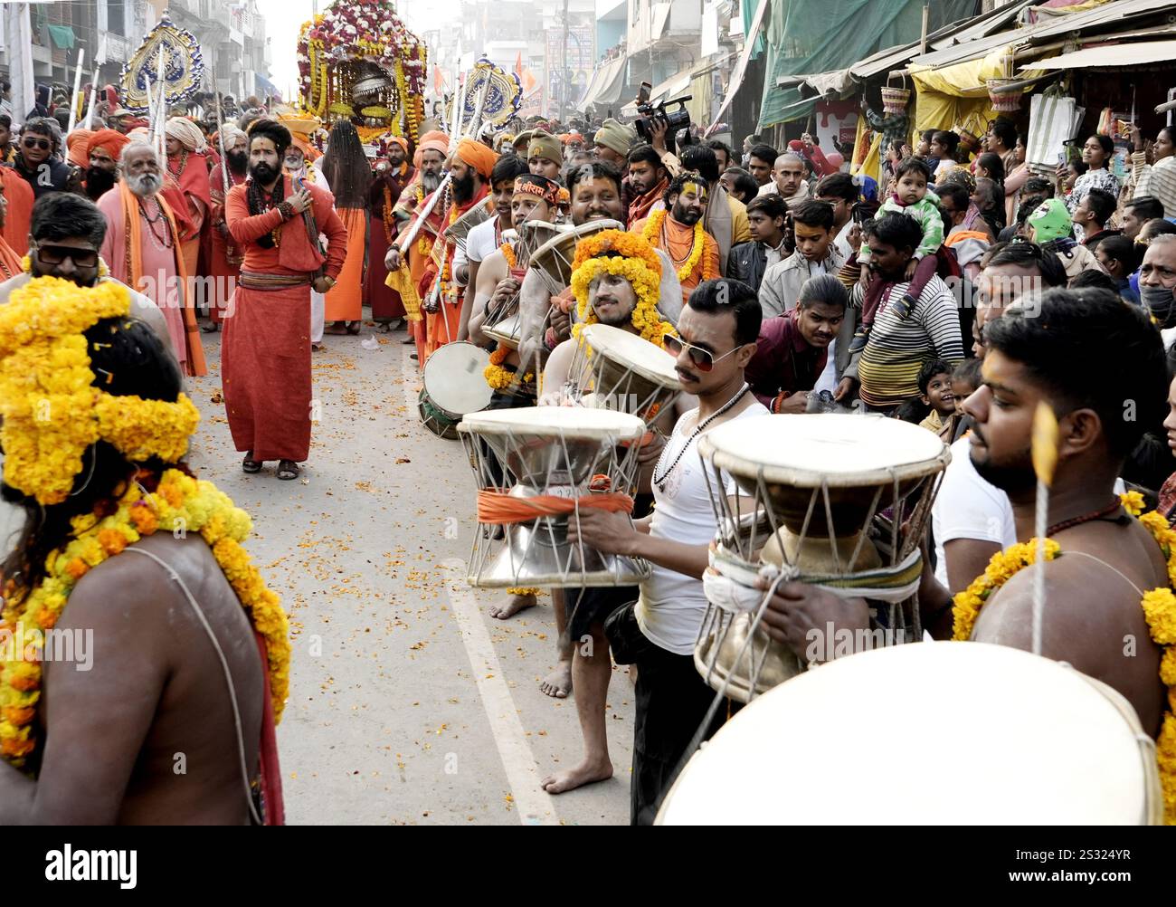 Eine religiöse Band tritt während einer Prozession von Niranjani Akhada auf, die am 4. Januar 2025 in die Stadt Kumbh zum Maha Kumbh Mela Festival in Prayagraj, Indien, einreist. (Foto: S.K.Yadav/Pacific Press/SIPA USA) Stockfoto
