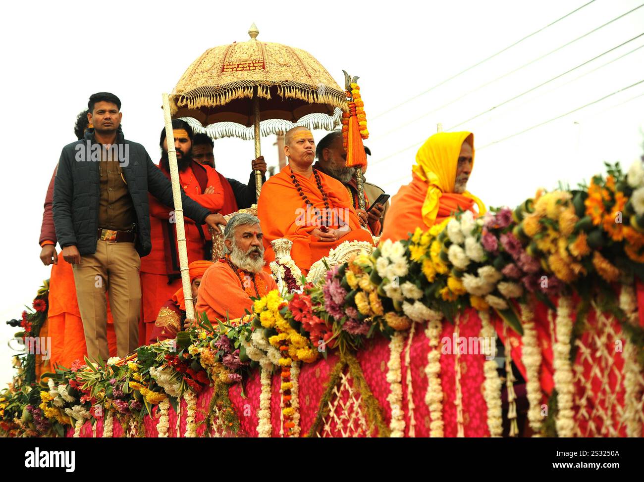 Acharya Mahamandaleshwar (oberster Leiter) von Niranjani Akhada führte die religiöse Prozession in die Stadt Kumbh zum bevorstehenden Maha Kumbh Mela Festival in Prayagraj, Indien, am 4. Januar 2025 an. (Foto: S.K.Yadav/Pacific Press/SIPA USA) Stockfoto