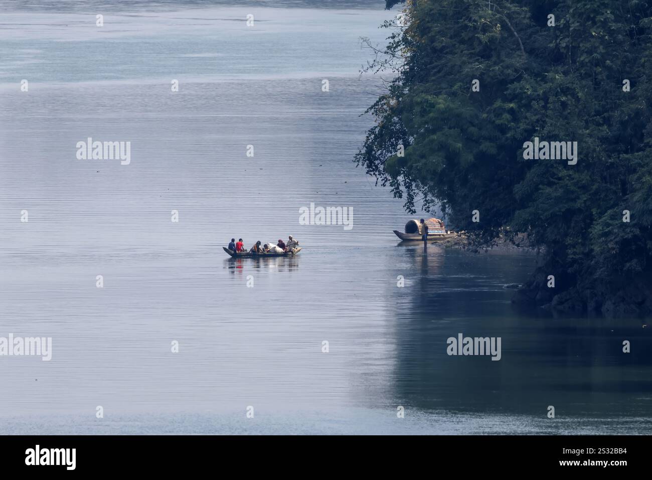 Einheimische überqueren den Kaptai-See mit dem Boot. Dieses Foto wurde aus Rangamati, Bangladesch, gemacht. Stockfoto