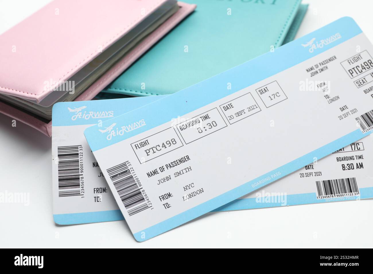 Reisebüro. Flugtickets und Pässe auf hellem Hintergrund, Nahaufnahme Stockfoto