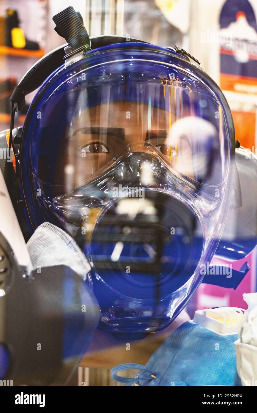 Atemschutzmasken mit Filter für Industrie- und geräuschabsorbierende Kopfhörer Stockfoto