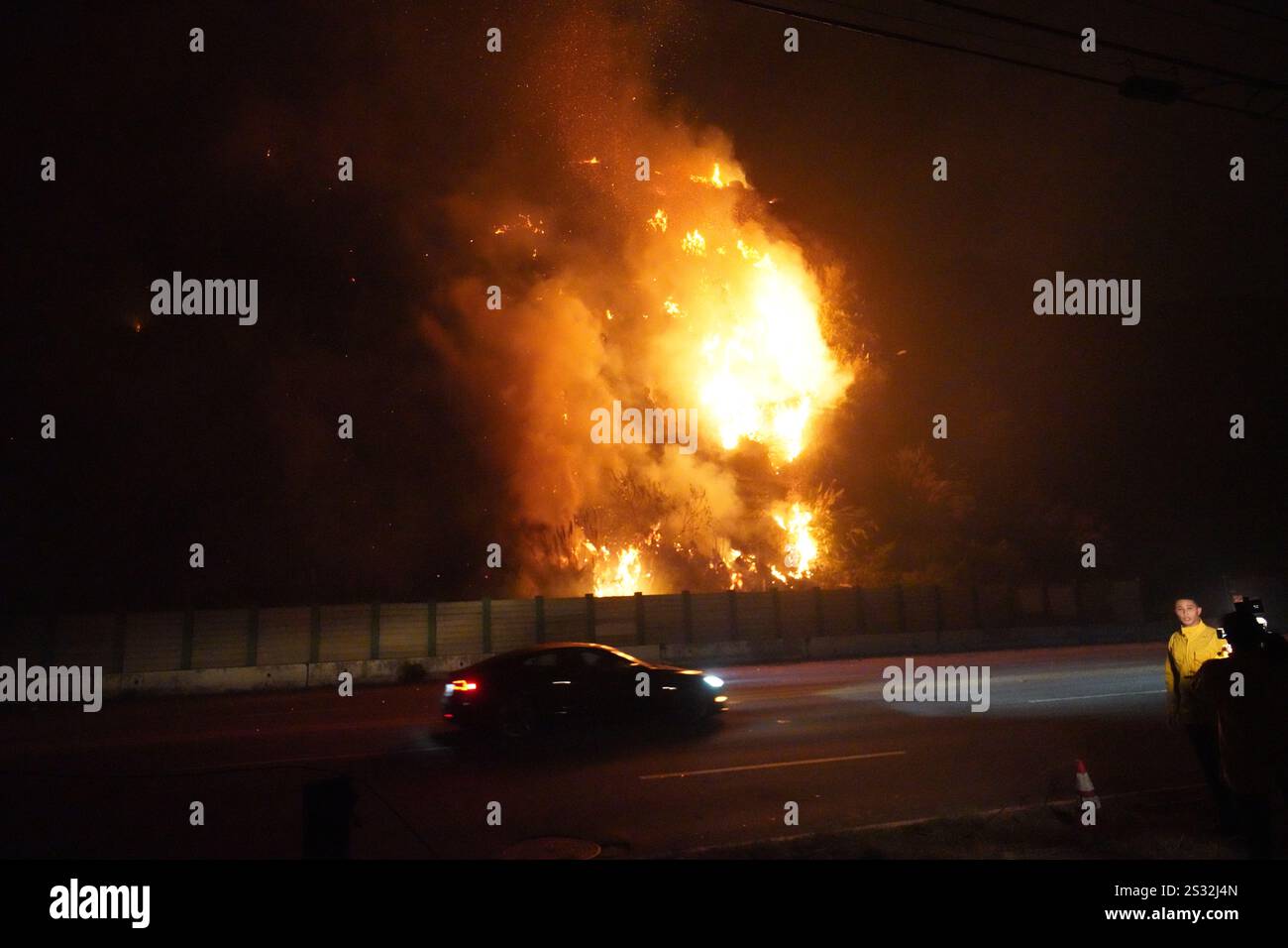 In den Bergen neben dem Pazifik gibt es Brände. Das Waldfeuer in Pacific Palisades, das am Dienstag, den 7. Januar begann, breitete sich aufgrund der Winde von Santa Ana in Los Angeles schnell aus. Hunderte Häuser und Fahrzeuge wurden zerstört und Tausende von Menschen wurden evakuiert. Die Feuerwehrleute haben über Nacht gegen die Flamme gekämpft, aber sie bleibt aufgrund der starken Winde unkontrollierbar. Bis jetzt berichtet Cal Fire, dass etwa 3.000 Hektar Land betroffen sind. (Foto: Michael Ho Wai Lee/SOPA Images/SIPA USA) Stockfoto