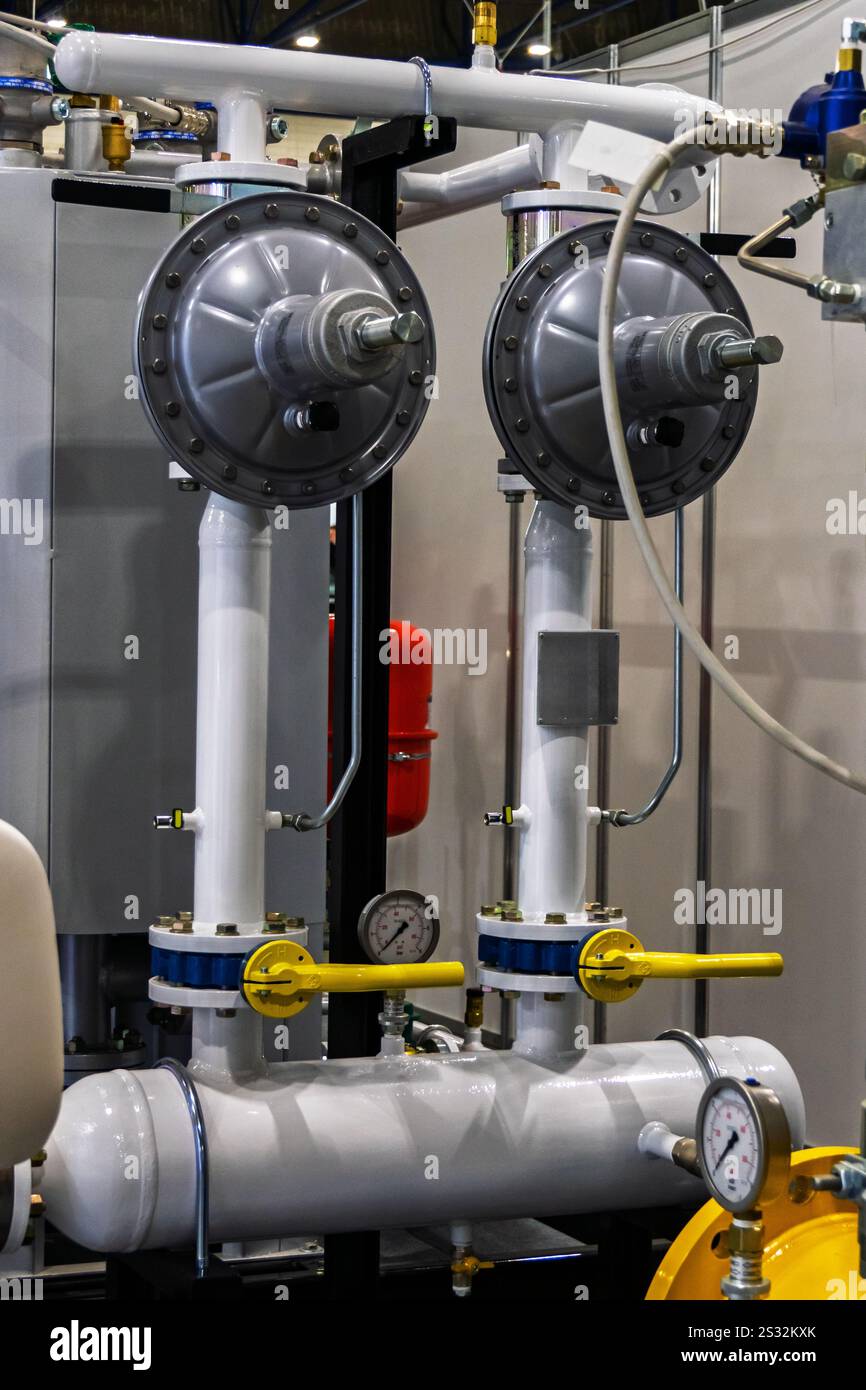 Das Gerät ist Teil eines Gasversorgungssystems oder eines anderen industriellen Prozesses, der eine präzise Steuerung von Druck und Stofffluss erfordert. Stockfoto