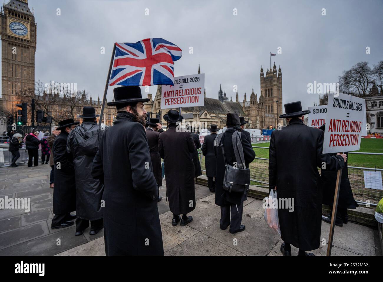 London, England, USA K, 8. Januar 2025,. Hunderte streng orthodoxe Juden protestierten heute vor Westminster, als Parlamentsabgeordnete im Parlament ein Gesetz diskutierten, das die Praxis der Charedi-Gemeinde, ihre Kinder in religiösen jüdischen Einrichtungen zu erziehen, die derzeit von der Regierung nicht anerkannt werden. Quelle: Lab Mo / ALAMY LIVE NEWS Stockfoto